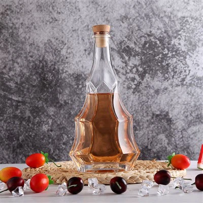 Formet glassflaske for whisky